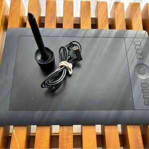 Wacom Intuos Pro PTH‑651 – Medium Pen & Touch Tablet